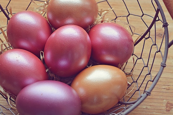 Huevos de pascua pintados tradicion canasta