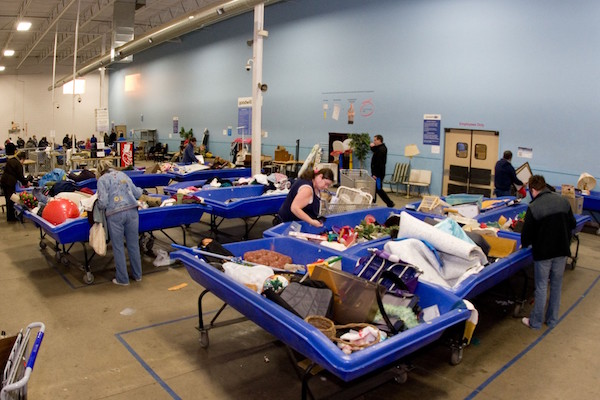 Compra Ropa por Libras en el Outlet de Goodwill – Vivir Latina
