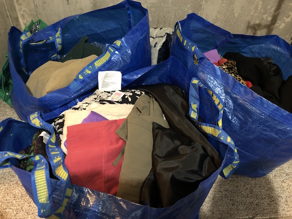 Compra Ropa por Libras en el Outlet de Goodwill – Vivir Latina